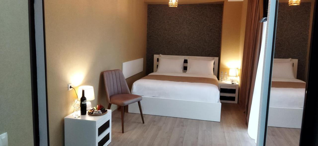 Vere Corner Hotel Tbilisi Bagian luar foto